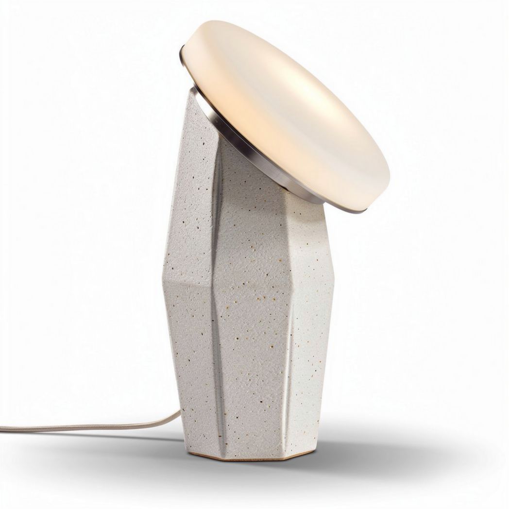 Tafellamp van beton met een ronde glazen lampenkap 30 x 25 x 40cm